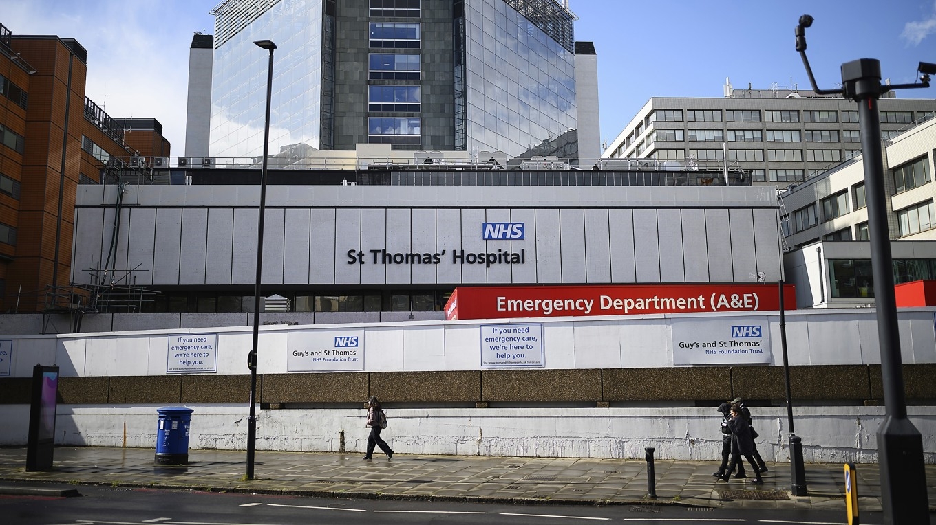 Det nationella vårdsystemets (NHS) logotyp syns på fasaden till St Thomas-sjukhuset i London. Psykisk ohälsa växer bland unga i landet. Foto: Leon Neal/Getty Images