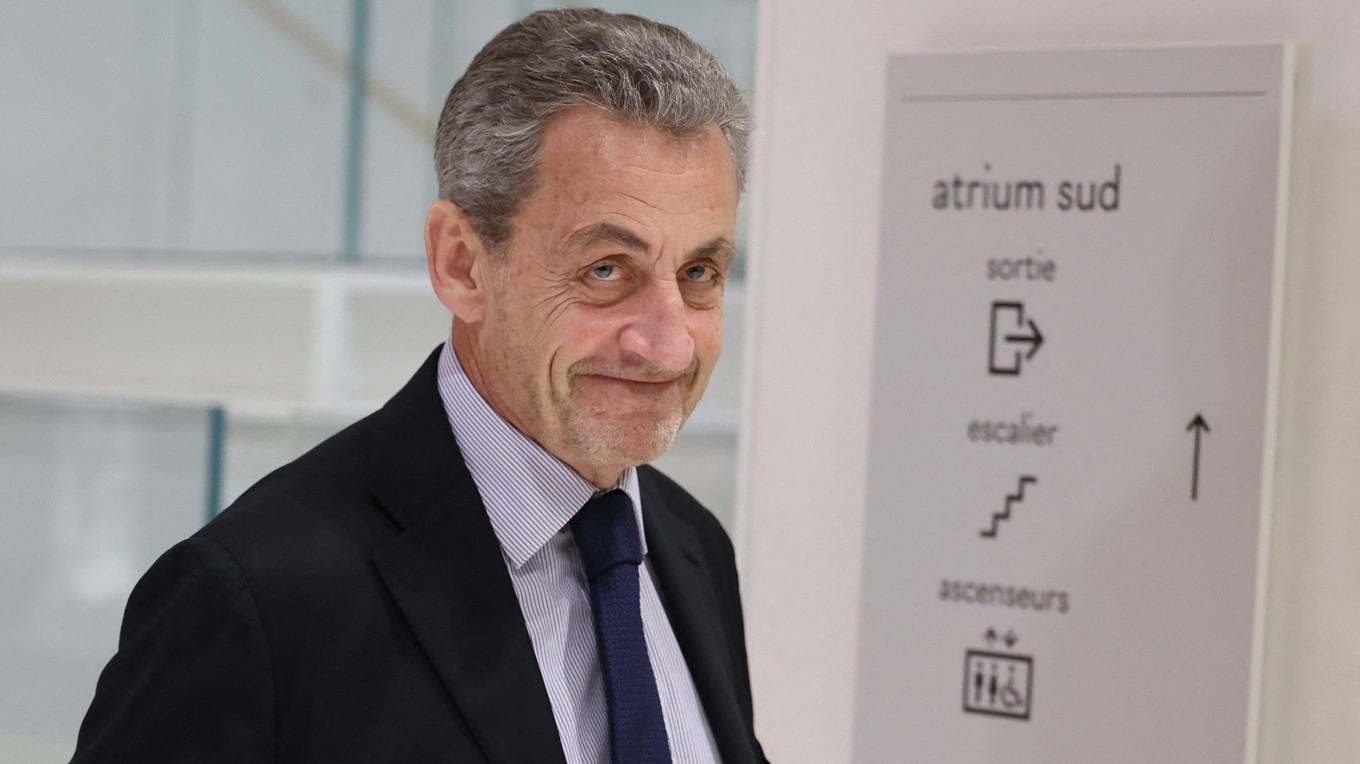 Nicolas Sarkozy lämnar en rättssal i Paris i samband med en rättegång mot honom den 27 mars i år. Foto: Alain Jocard/AFP via Getty Images