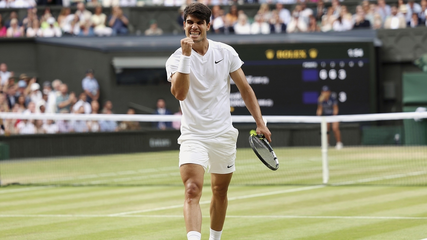 Carlos Alcaraz dominerar på gräset efter två raka Wimbledon-titlar, men flera spelare knackar på dörren och Jannik Sinner lär vilja ha revansch efter den bittra finalförlusten i Paris. Foto: Julian Finney/Getty Images