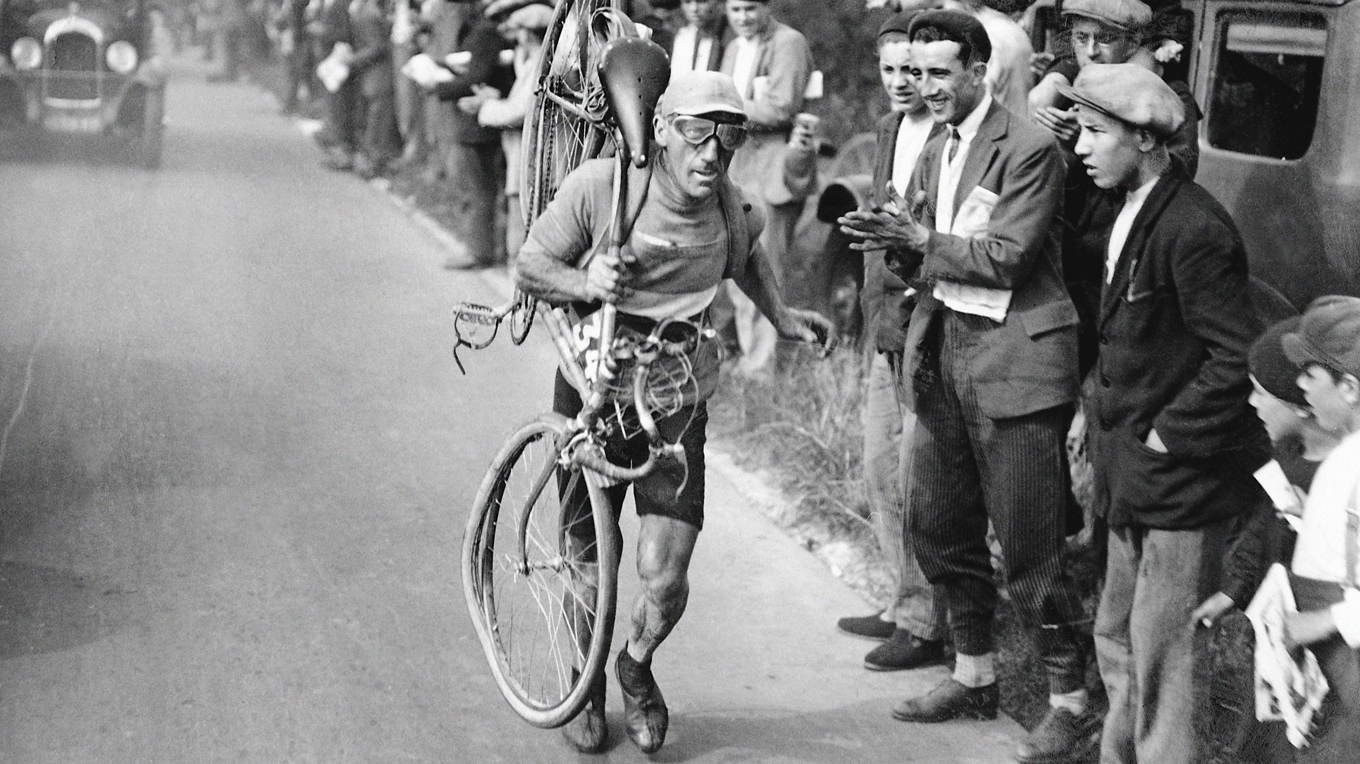 Victor Fontan bär sin cykel på väg mot målet efter att ha vurpat vid en järnvägsövergång på etapp sex under 1930 års Tour de France. Han lyckades fullfölja etappen men bröt loppet tre dagar senare.   
Foto: Stringer och personal, France Presse Voir/AFP via Getty Images