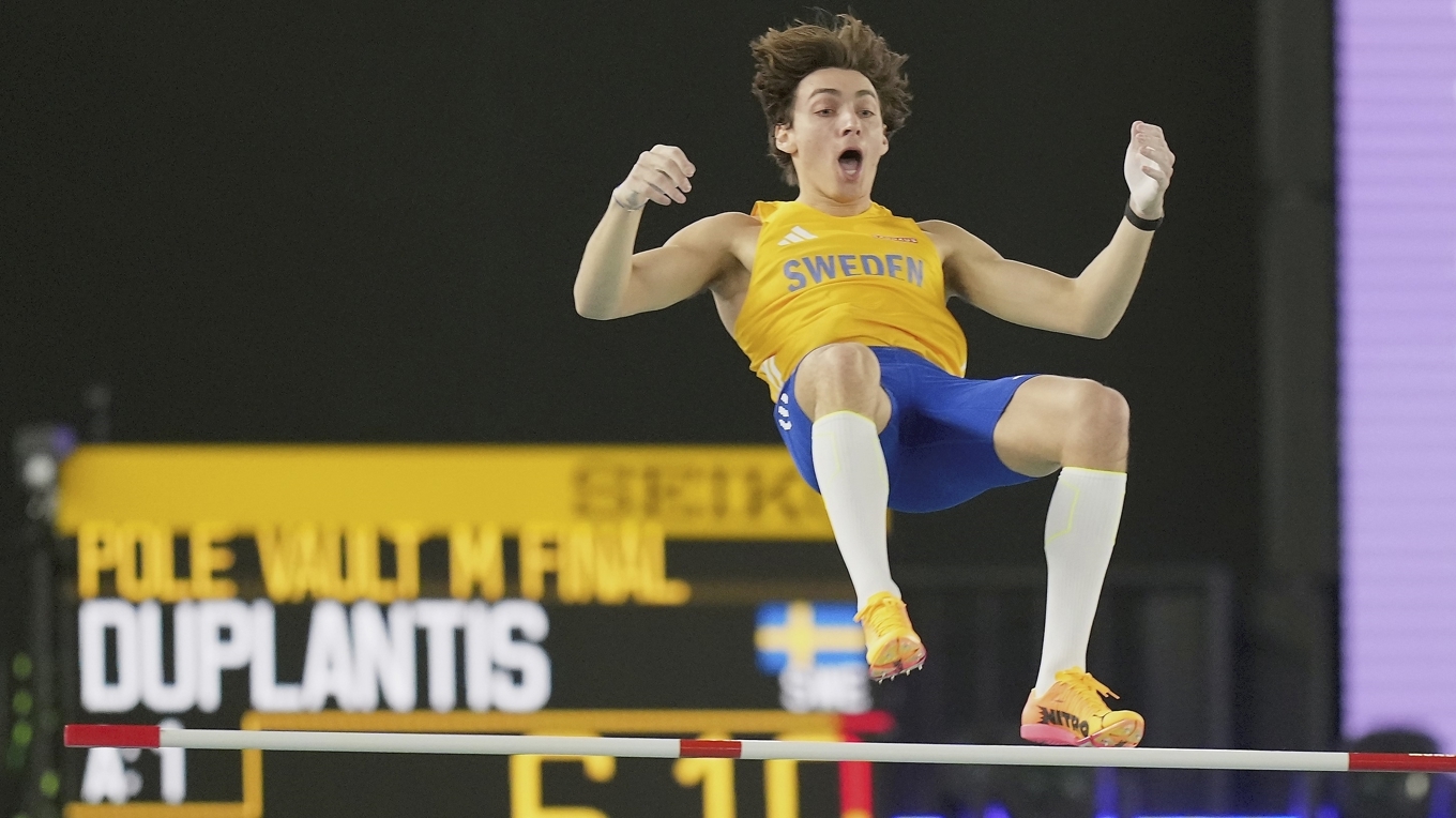 Armand Duplantis drömmer om att sätta världsrekord i stavhopp på söndag under Bauhausgalan på Stockholms Stadion. Foto: Vincent Tian/AFP/TT
