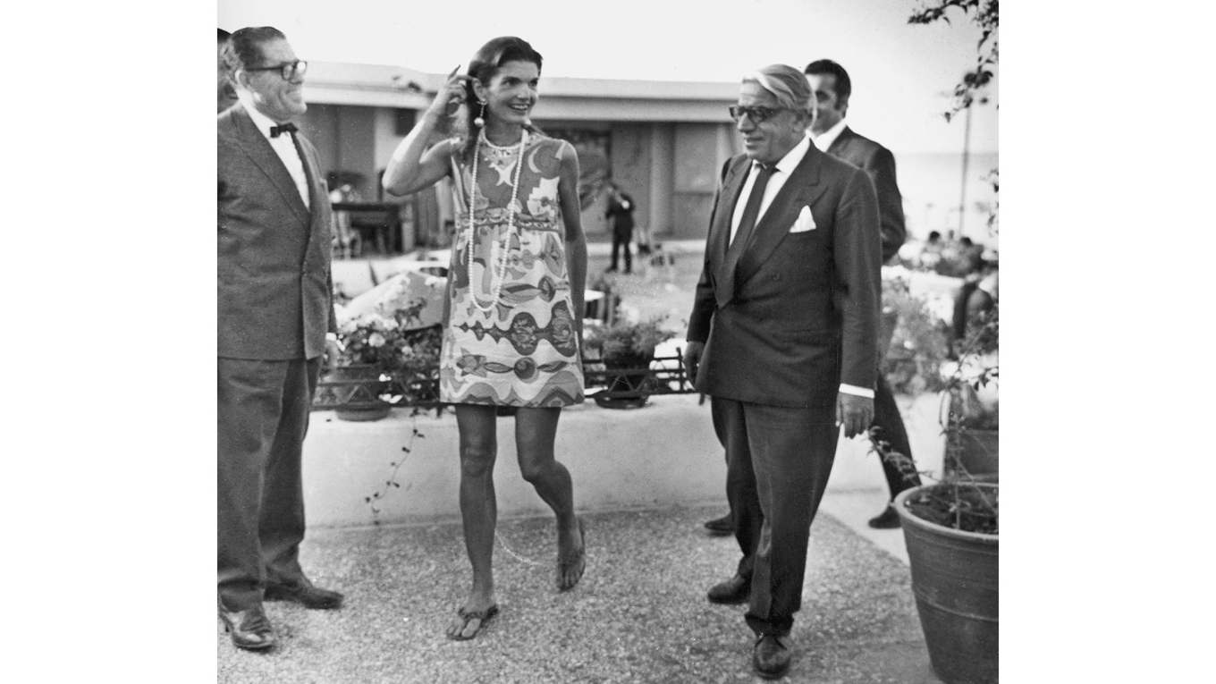 Aristoteles Onassis och frun Jackie lämnar en nattklubb i Aten 1969. Foto: AP/TT BILD