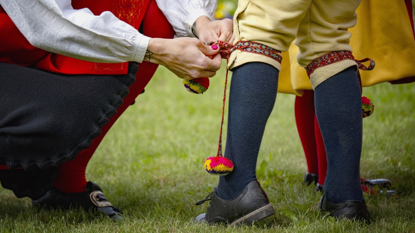 Bild från midsommarfirande i den lilla byn Sifferbo i Dalarna. Det är här som landskapets första midsommarfirande traditionsenligt äger rum på söndagen veckan innan midsommarafton.  
Foto: Ulf Palm/TT BILD
