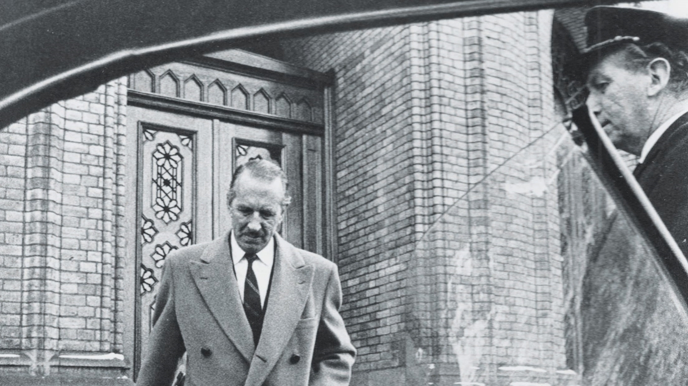 Poeten som diplomat utanför Stortinget i Oslo, mars 1969. Foto: Ellerströms förlag