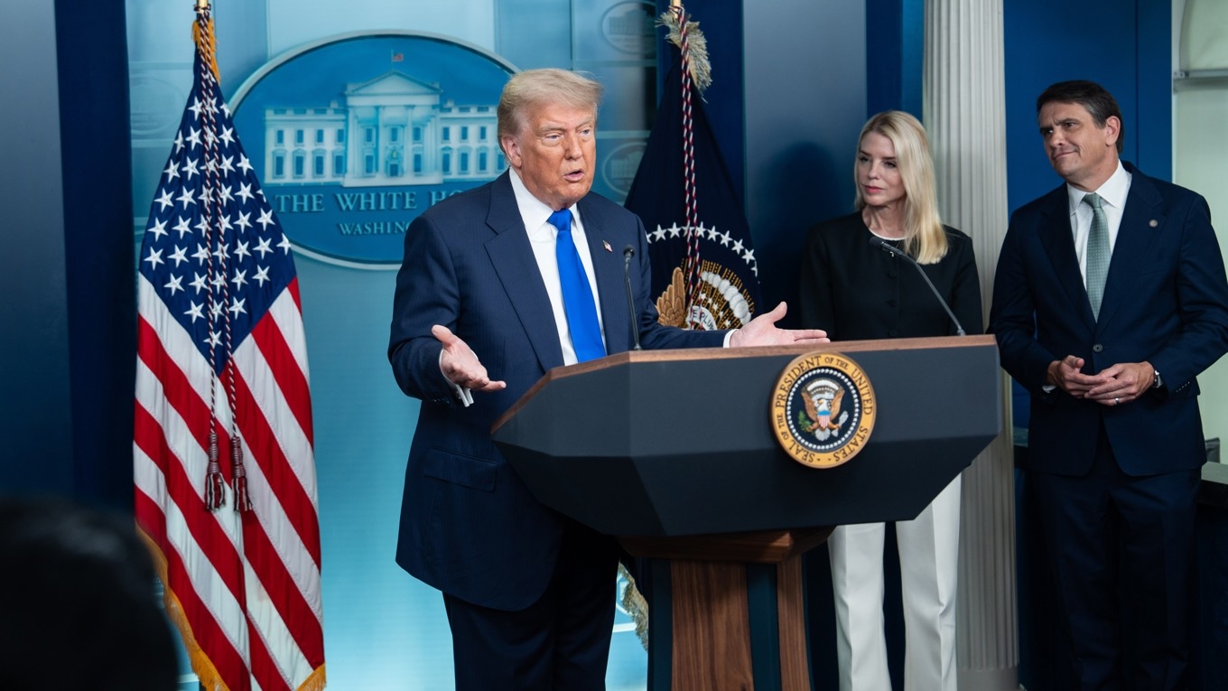 USA:s president Donald Trump, justitieminister Pam Bondi och biträdande justitieminister Todd Blanche i samband med en pressträff den 27 juni. Foto: Madalina Kilroy