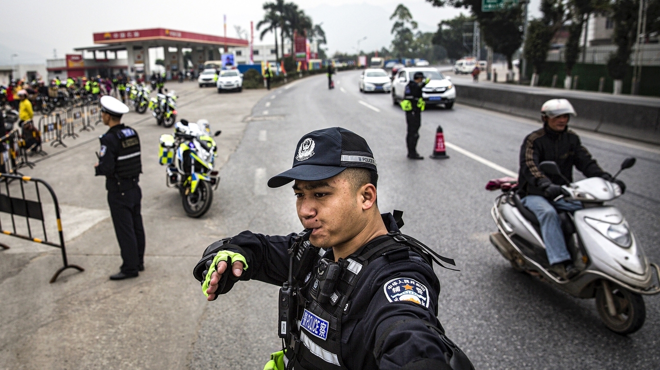 Kinesisk trafikpolis i Zhaoqing, Guangdongprovinsen. Många kineser klagar på nätet över godtyckliga böter, inte minst trafikböter. Foto: Wang He/Getty Images