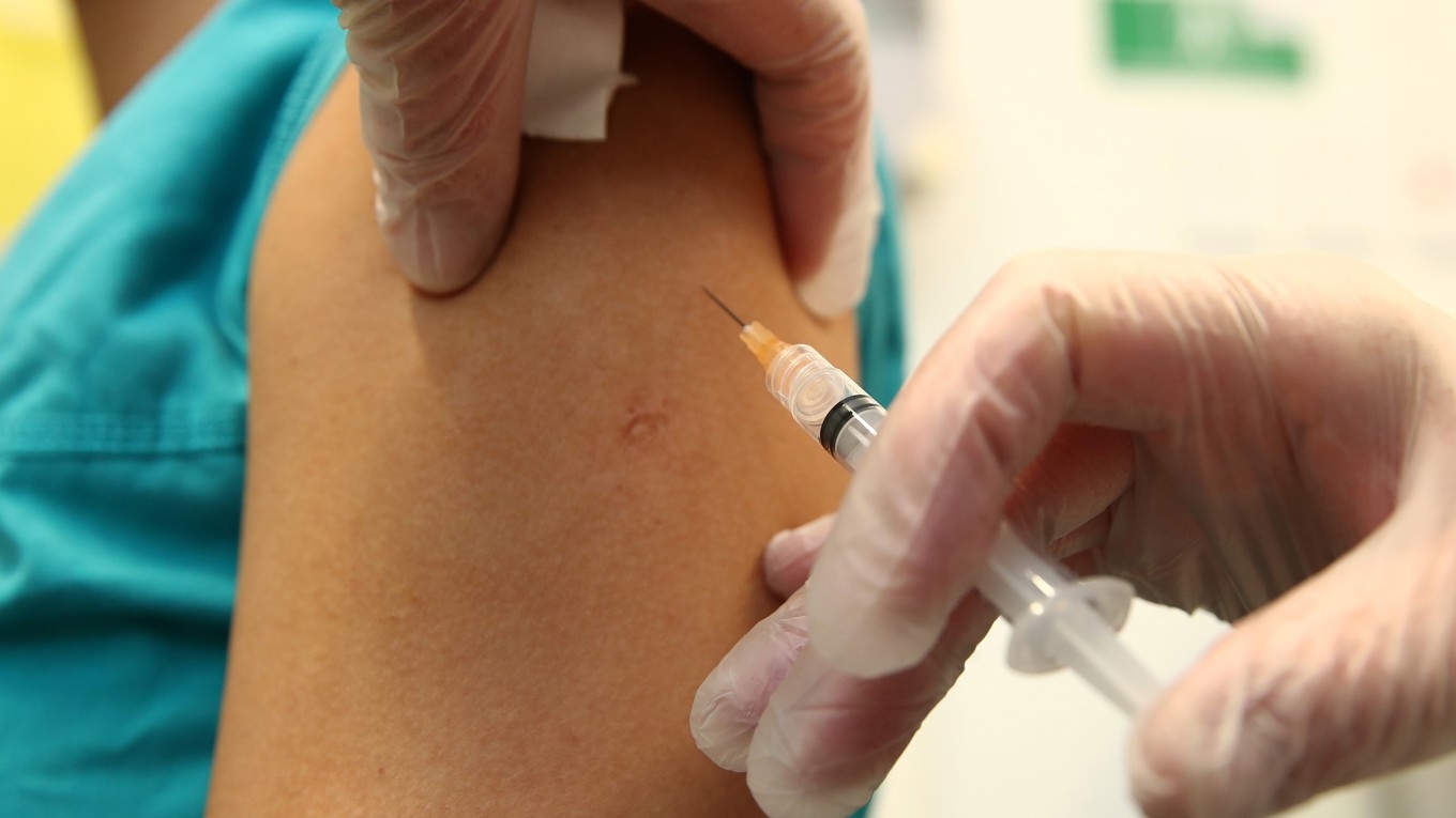 En elev i Örebro län ville inte vaccinera sig mot HVP-viruset. Trots det såg en skolsköterska till att denne tog en dos, vilket ledde till en lex Maria-anmälan. Foto: Fiona Goodall/Getty Images