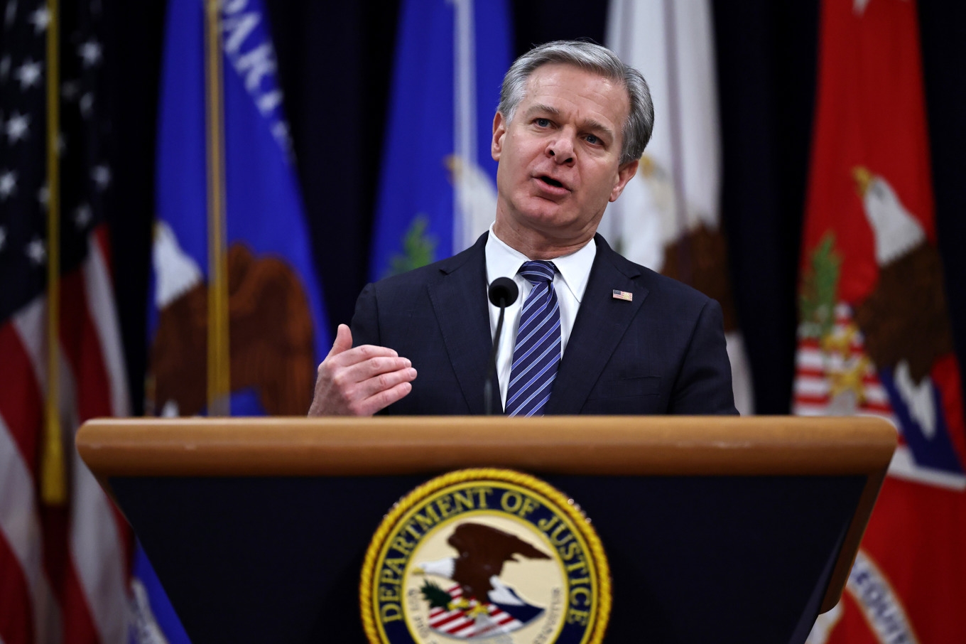 FBI:s tidigare chef Christopher Wray talar i Washington 2025. Nu anklagas FBI för att ha låtit bli att utreda rapporter för att de inte låg i linje med hans vittnesmål inför senaten. Foto: Chip Somodevilla/Getty Images