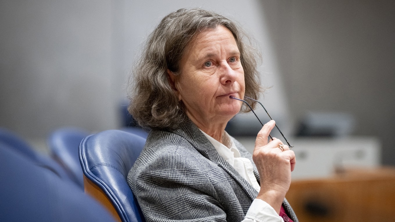 Den tidigare migrationsministern Marjolein Faber. Nederländska parlamentsledamöter har röstat ja till stramare migrationspolitik. Foto: Freek van den Bergh/AFP via Getty Inages