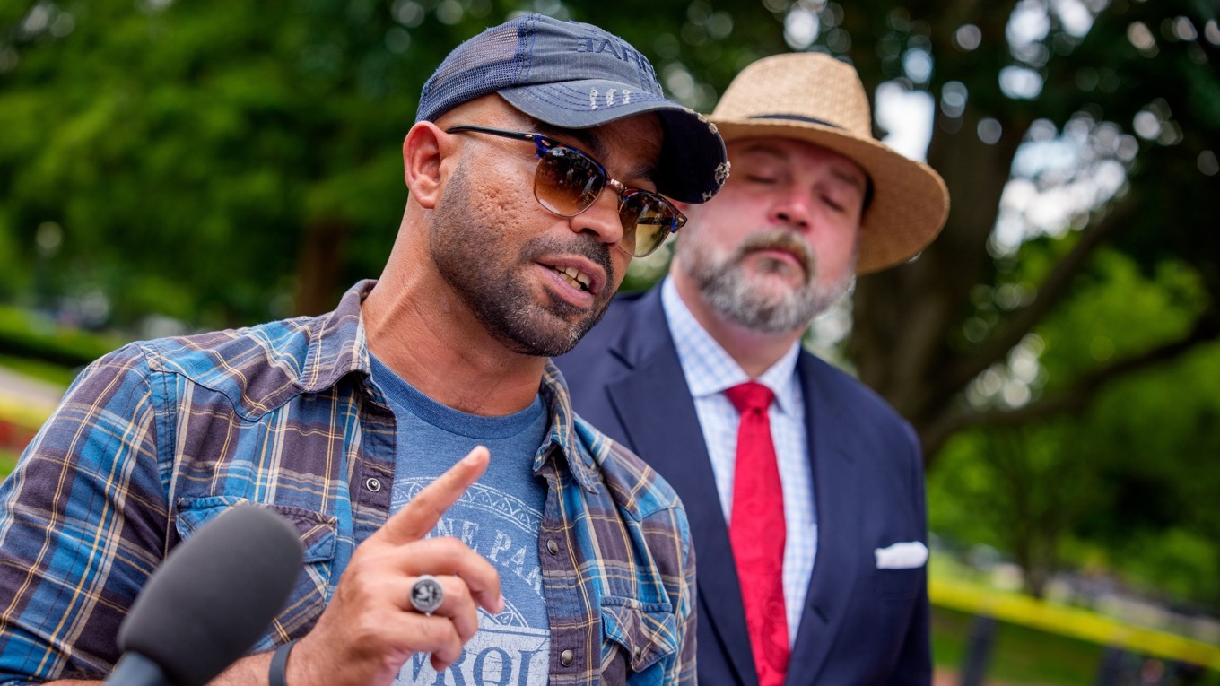 Enrique Tarrio, tidigare ledare för Proud Boys, tillsammans med sin advokat Thomas Ranieri, vid Lafayettetorget i Washington DC den 6 juni. Foto: Andrew Harnik/Getty Images