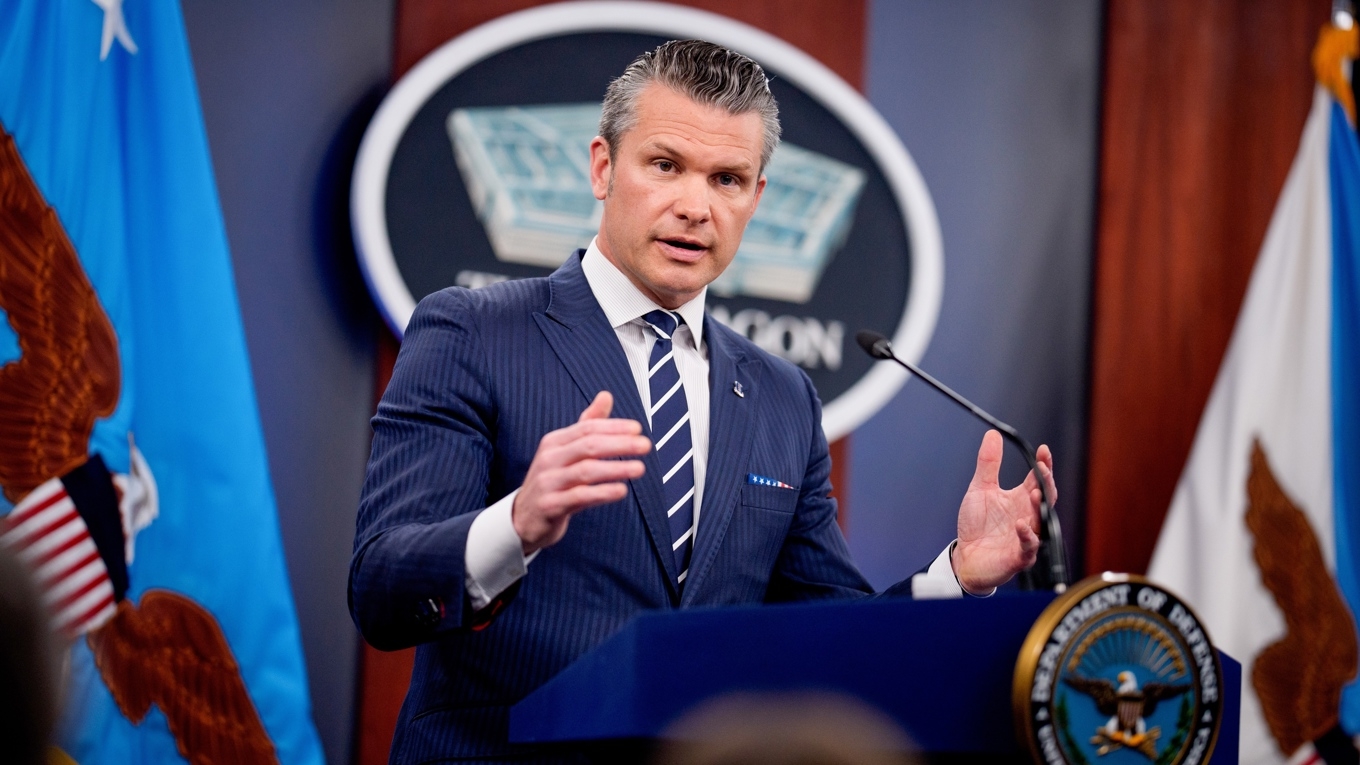 Försvarsminister Pete Hegseth redogör för beslutet att attackera Iran. Foto: Andrew Harnik/Getty Images