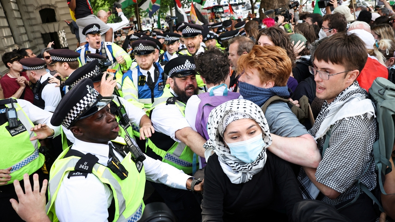 Brittisk polis ingriper mot demonstranter som sympatiserar med Palestine Action i London den 23 juni, efter beskedet om terrorstämplingen.   Foto: Henry Nicholls/AFP via Getty Images