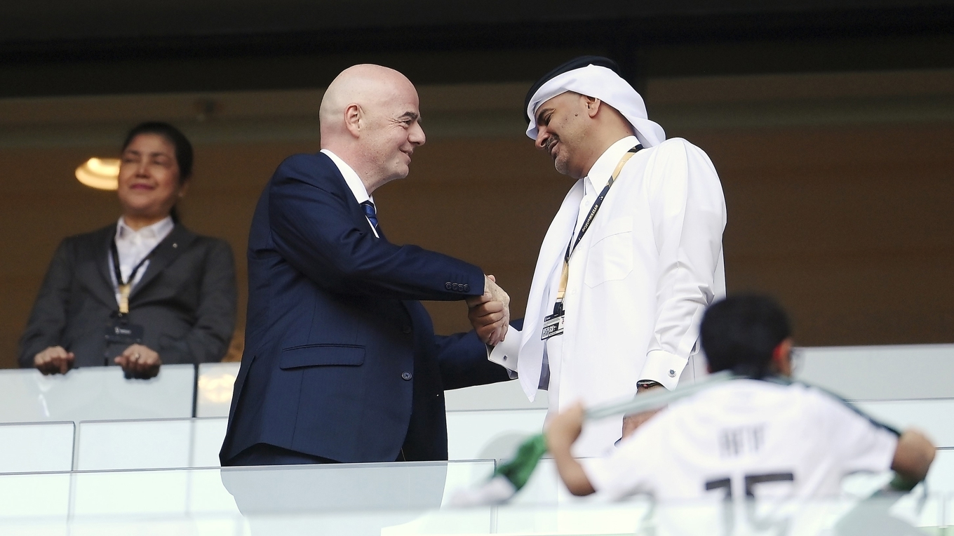 Fifapresidenten Gianni Infantino signerade i veckan ett nytt sponsoravtal med saudiska investeringsfonden Pif gällande klubblags-VM. Foto: Laurence Griffiths/Getty Images