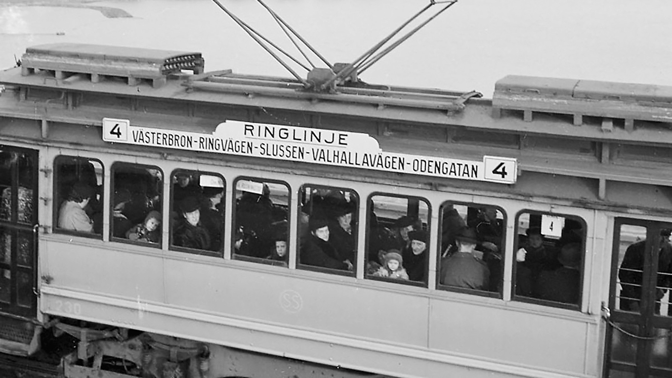 Spårvagnen över Västerbron – storögda barn bland pendlande stockholmare. Foto: Lennart af Petersens (1913–2004). Foto: Stadsmuseet i Stockholm