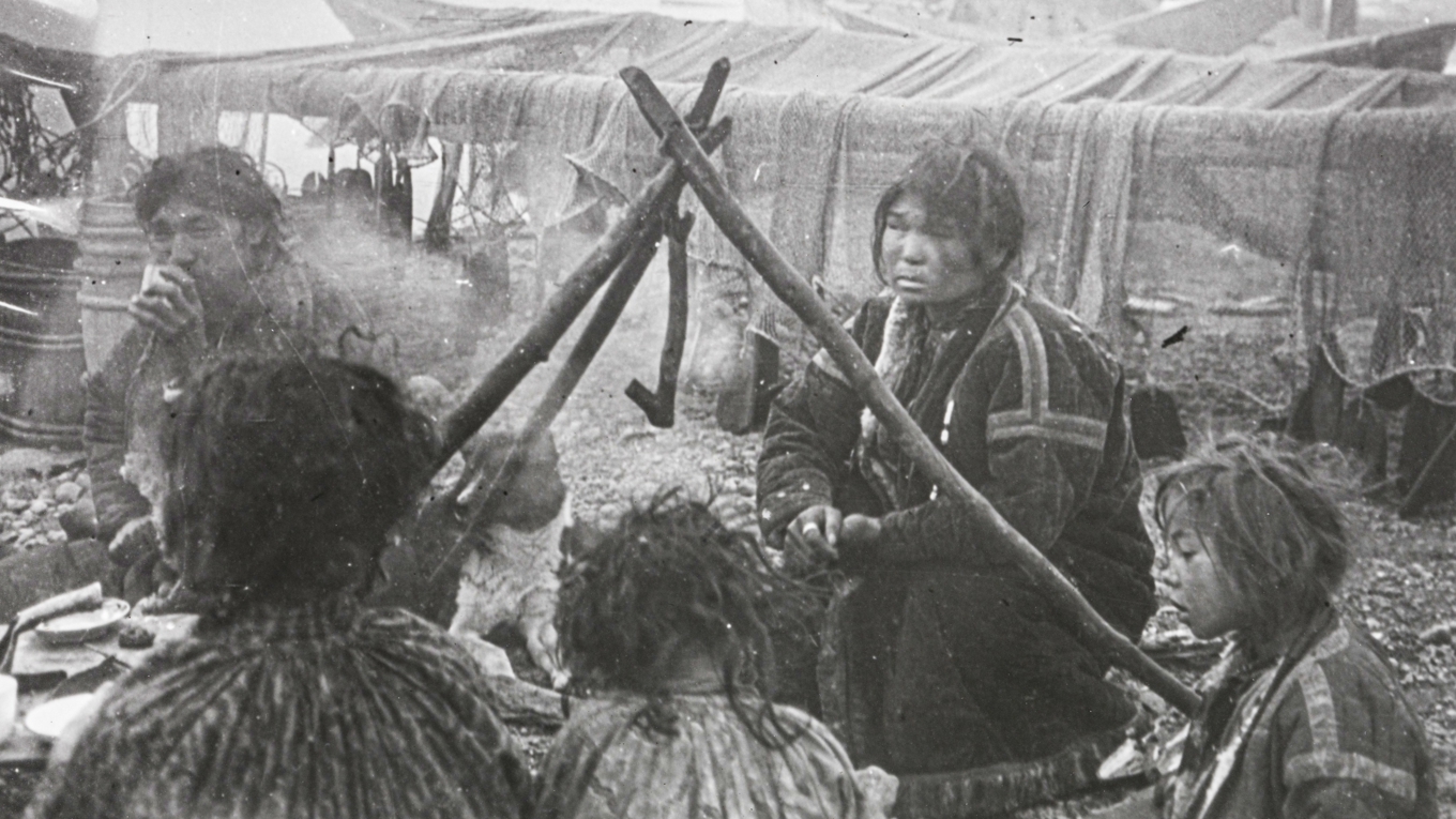 Ket-familj kring sin lägereld vid Jenisejs strand, 1913. Fotografi av Fridtjof Nansen (1861–1930). Foto: Public Domain