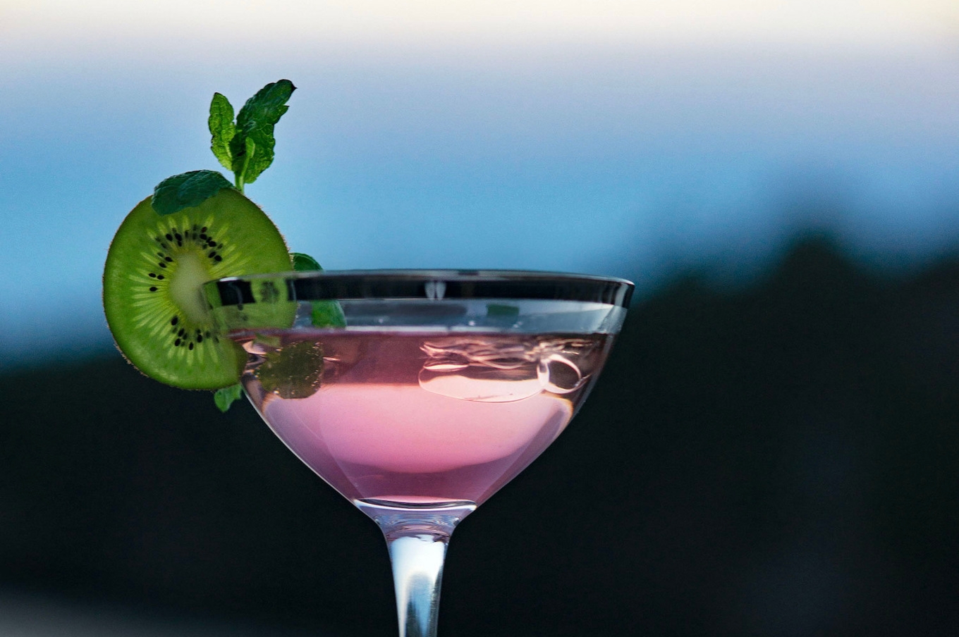 En alkoholfri cocktail, eller en så kallad mocktail, kan vara alltifrån en spännande Tiki-drink med exotiska frukter till sofistikerade stilfulla drinkar med bubbel. Foto: Benardhina Hörnstein