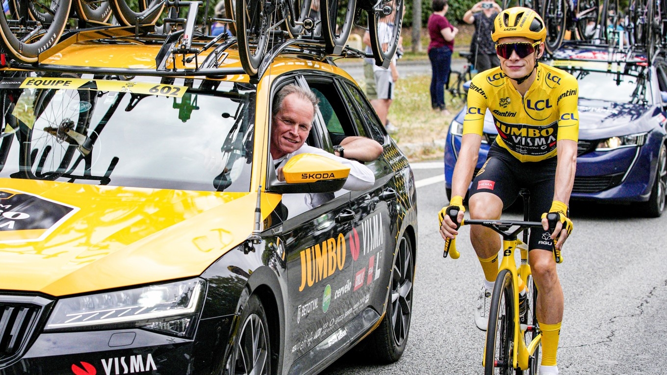 Richard Plugge, en av de drivande krafterna bakom projektet One Cycling, men även general manager i Team Visma–Lease a Bike, ses här tillsammans med sin guldhöna: Jonas Vingegaard. Foto: AP/Daniel Cole