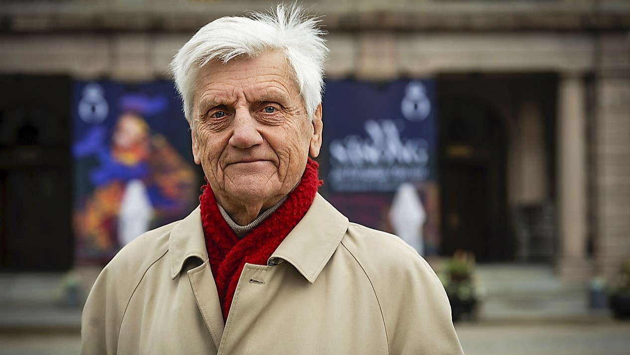 Mats Hallvarsson utanför Kungliga Operan. Han hoppas kunna bidra till att locka både vana och ovana åskådare i alla åldrar. Foto: Roger Sahlström