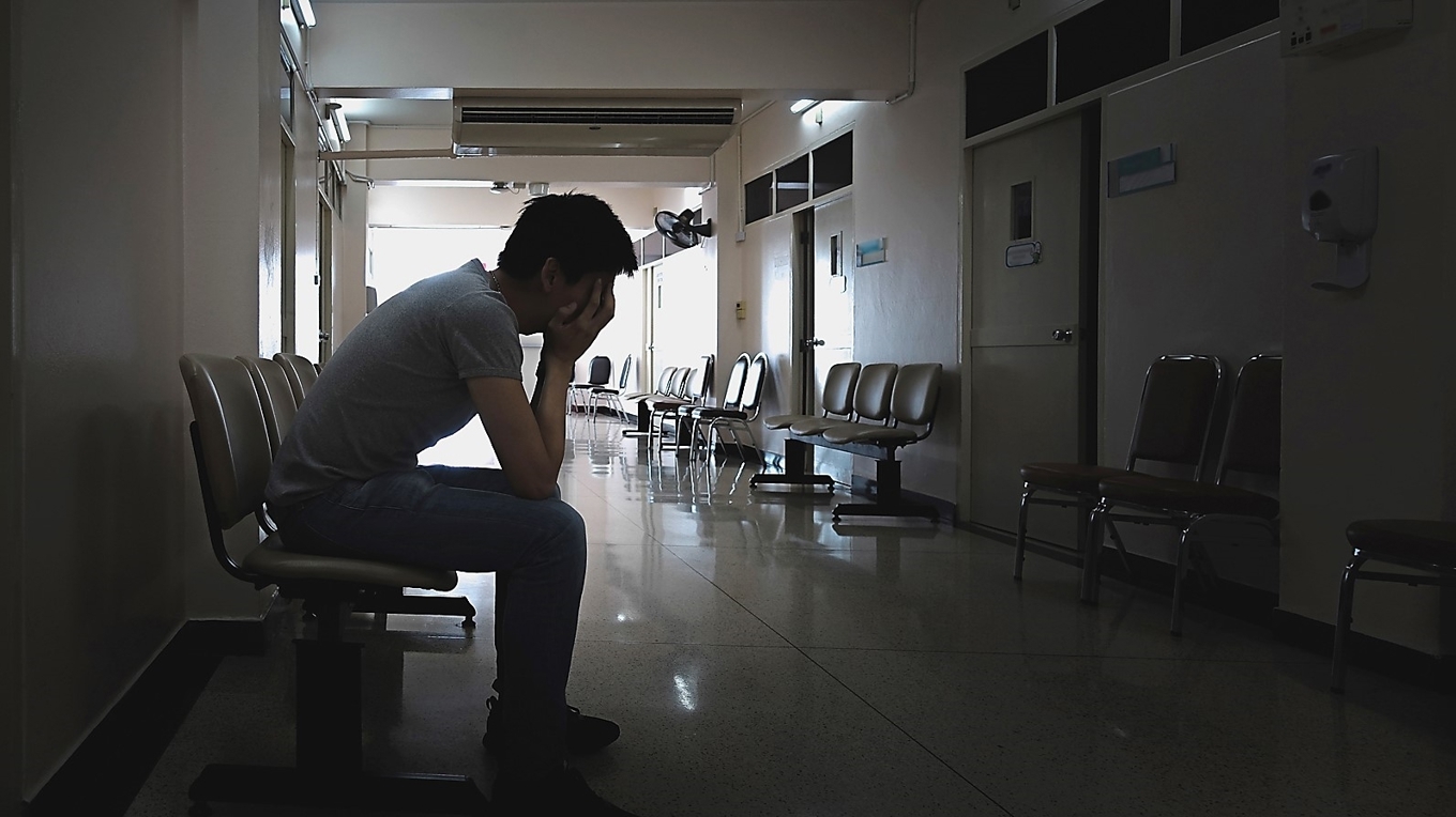 Samtal, inte bara om medicinering, utan om livet, känslor och tankar som ställer till det är nödvändiga även för läkarbedömningar och behövs mycket mer, skriver Barbara Holmberg. Foto: Shutterstock
