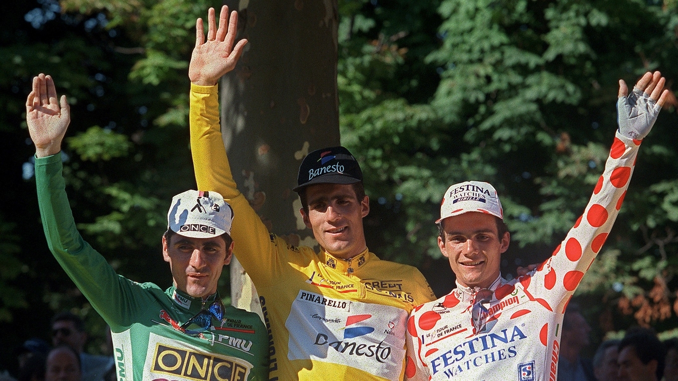 1995 års segrarpodium representerade av tre spanska företag: ett statligt lotteri, en bank och en klocktillverkare. Foto: Pascal Pavani/AFP via Getty Images