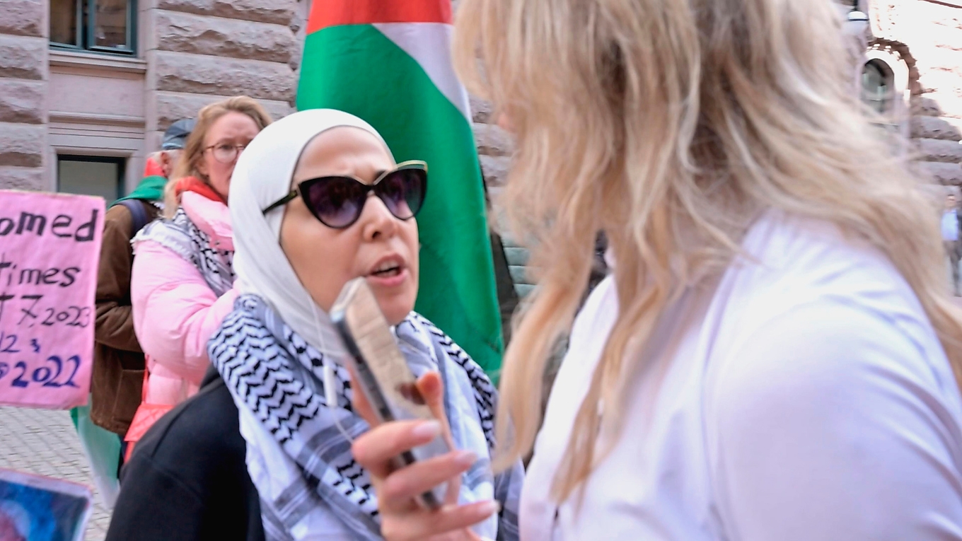 Ett exempel på polarisering och tystnadskultur är när SD:s riksdagspolitiker Jessika Stegrud blev påhoppad av aktivister utanför riksdagen, menar Lotta Gröning. Foto: Roger Sahlström