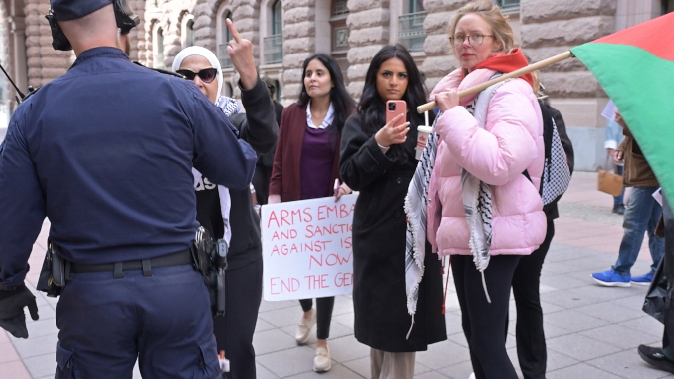 Palestinaaktivister utanför riksdagen under onsdagen. Foto: Roger Sahlström