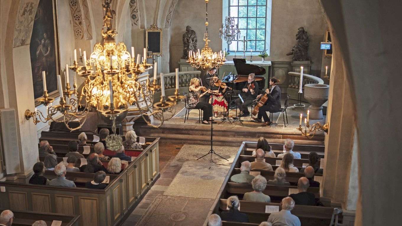 Martin Sturfält och Askanäs stråkensemble under framförandet av Robert Schumanns pianokvintett i Ekerö kyrka. Foto: Willem Stam