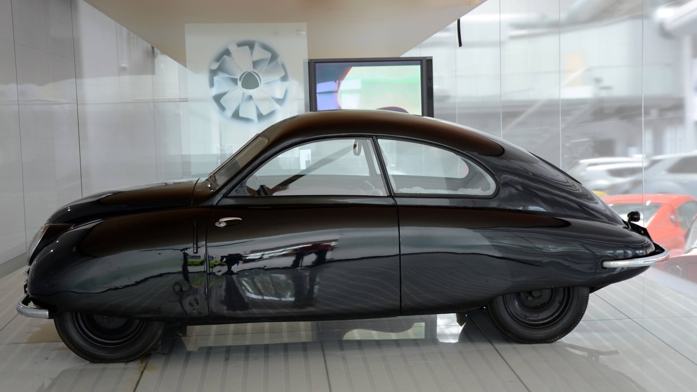 Den första Saab-prototypen, modell 92001, finns att beskåda på Saabmuseet i Trollhättan. Flyginfluenserna är tydliga. Foto: Hans Bengtsson