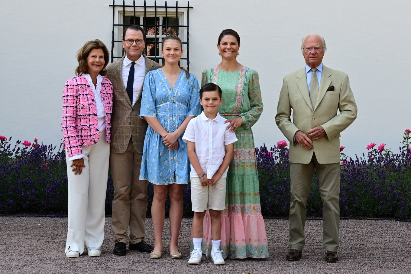 Drottning Silvia, prins Daniel, prinsessan Estelle, kronprinsessan Victoria, prins Oscar och kung Carl Gustaf i samband med firandet av kronprinsessan Victorias födelsedag på Sollidens slott på Öland. Foto: Jonas Ekströmer/TT