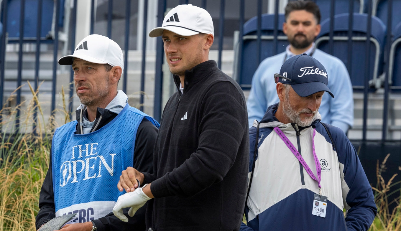 Ludvig Åberg och hans caddie Joe Skovron (till vänster) på en träningsrunda inför British Open. Foto: Christer Höglund/TT