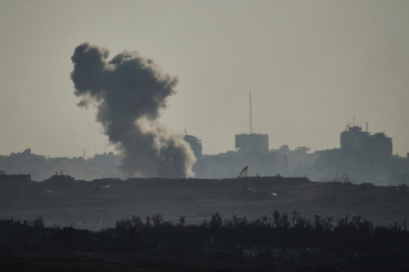 Rökmoln efter en israelisk attack mot Gaza under fredagen. Foto: Leo Correa/AP/TT