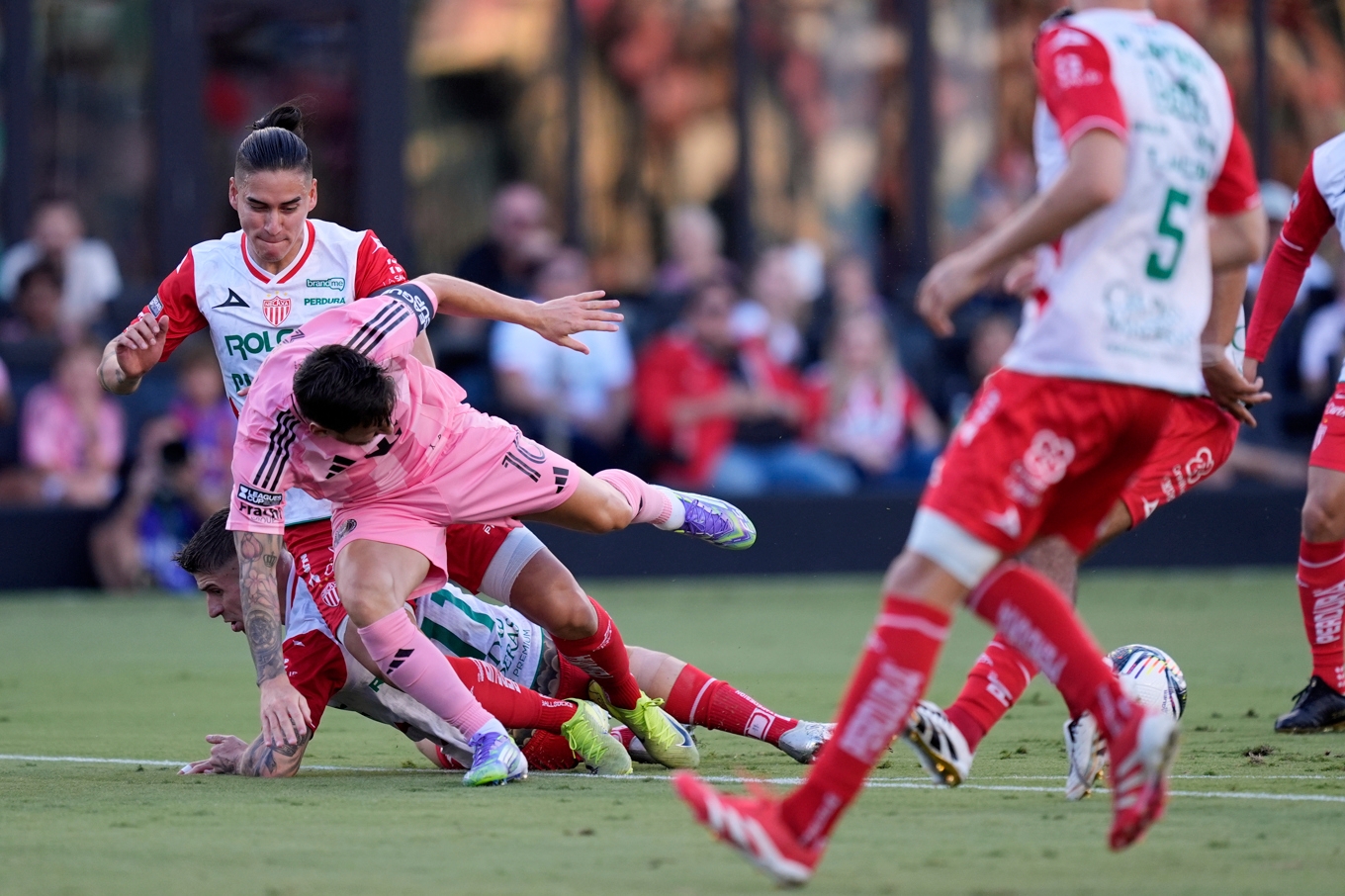 Messis fall i mötet med Necaxa. Foto: Rebecca Blackwell/AP/TT