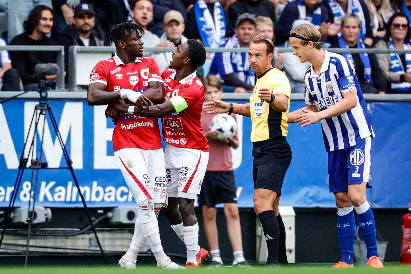 Degerfors Mamadouba Diaby (till vänster) protesterade förgäves till domare Kristoffer Karlsson. Foto: Adam Ihse/TT