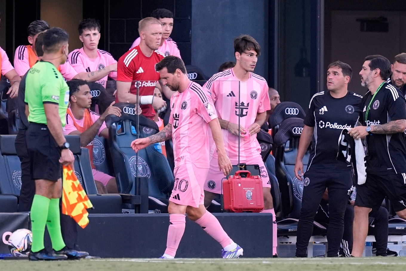 Inter Miamis Lionel Messi (10) kliver av planen under lördagens möte mot Necaxa. Foto: Rebecca Blackwell/AP/TT