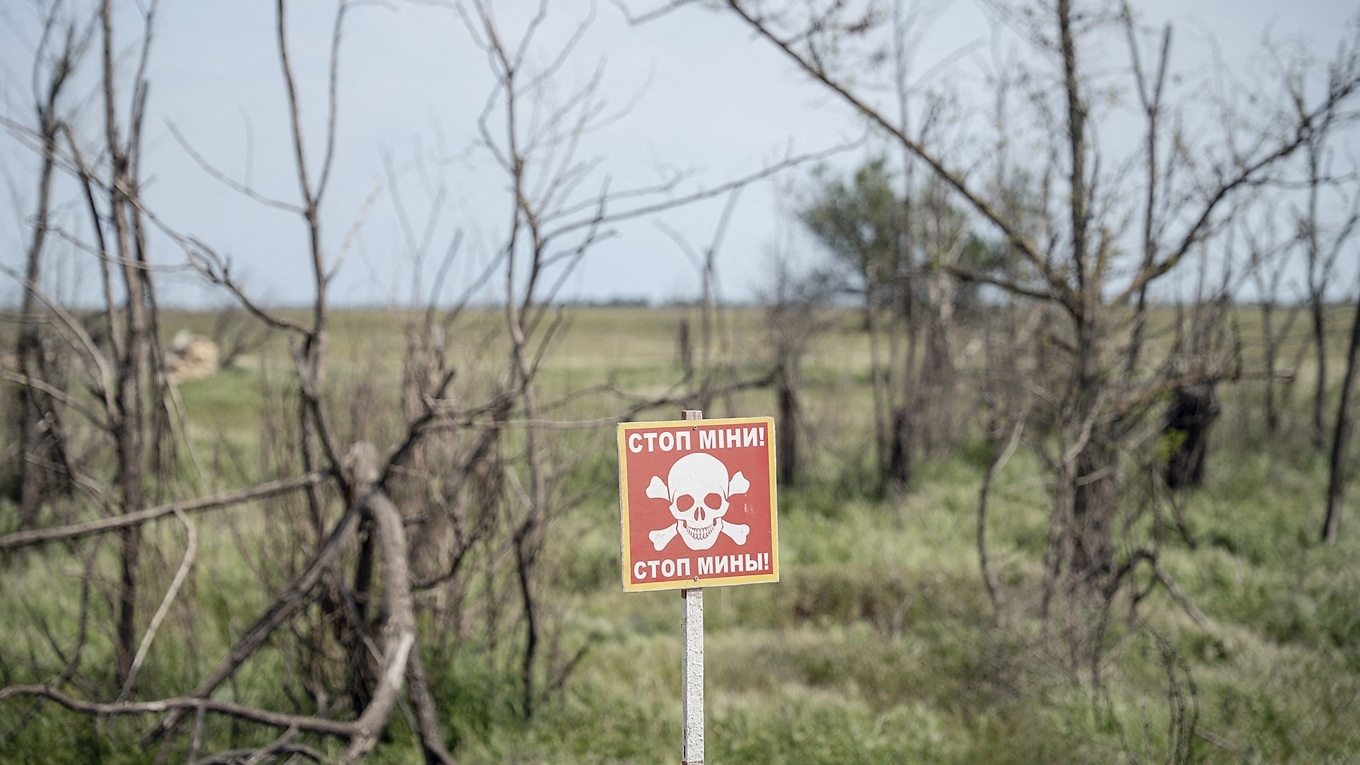 Varning för minor i Mykolajivregionen i Ukraina. Kriget har fått flera länder att ändra inställning till truppminor. Foto: Ivan Samoilov/AFP) (Photo by Ivan Samoilov/AFP via Getty Images