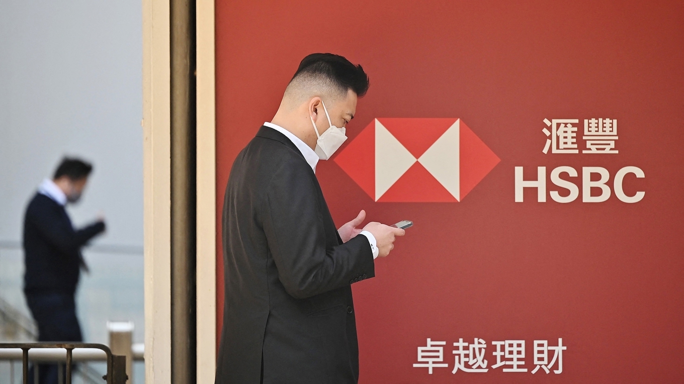 Banken HSBC:s huvudkontor i Hongkong. Kinas regim har länge officiellt beskattat utlandsinkomster, men varit mjuka med indrivningen. Foto: Peter Parks/AFP via Getty Images