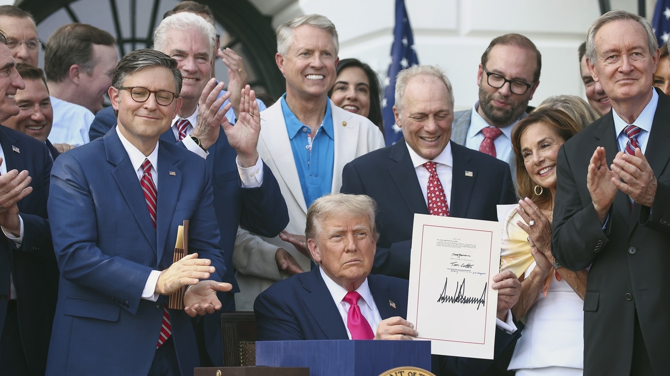 Donald Trump valde att föra ihop alla ekonomiska vallöften i en proposition. Den satsningen betalade sig när han den 4 juli kunde sätta sin signatur på kongressens beslut. Foto: Samuel Corum/Getty Images