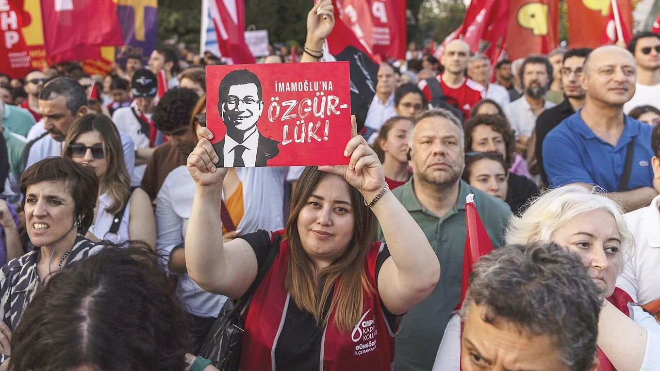 Den 1 juli i år hade Istanbuls borgmästare Ekrem İmamoğlu suttit fängslad i 100 dagar. CHP anordnade en demonstration. Foto: Burak Kara/Getty Images