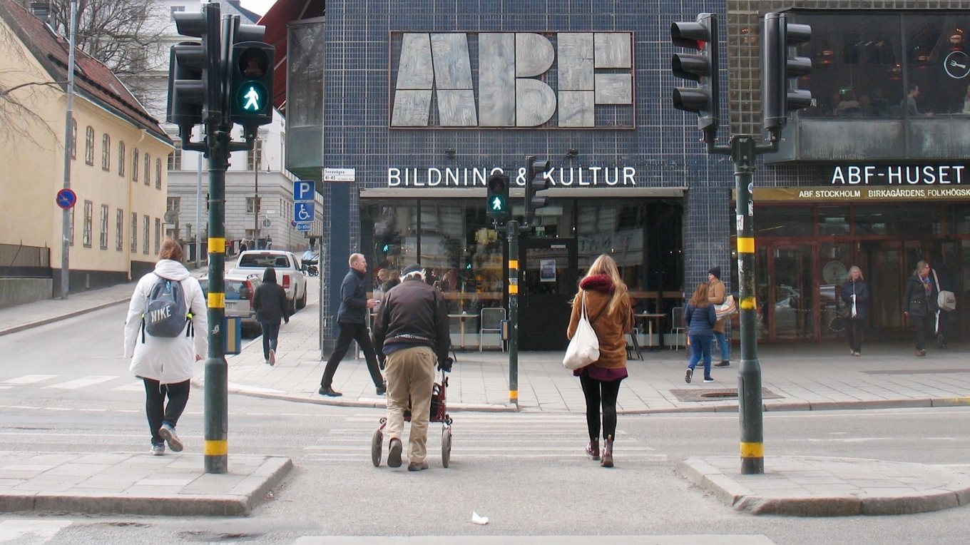 ABF-huset på Sveavägen i Stockholm. Ett centrum för folkbildning och politisk agitation – en inte oproblematisk kombination. Foto: Public Domain