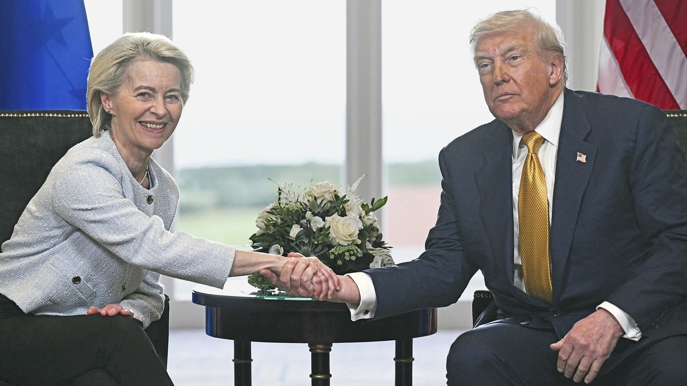 EU:s Ursula von der Leyen och USA:s Donald Trump ingick söndagen den 27 juli ett avtal som fundamentalt kommer att förändra den transatlantiska handeln. Foto: Brendan Smialowski/AFP via Getty Images
