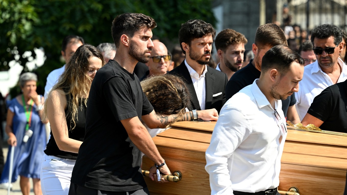 Från Diogo Jotas begravning. Närmast Ruben Neves, lagkamrat i Porto, Wolverhampton och landslaget. Diogos änka, Rute Cardoso, tar stöd mot hans arm. Foto: Octavio Passos/Getty Images