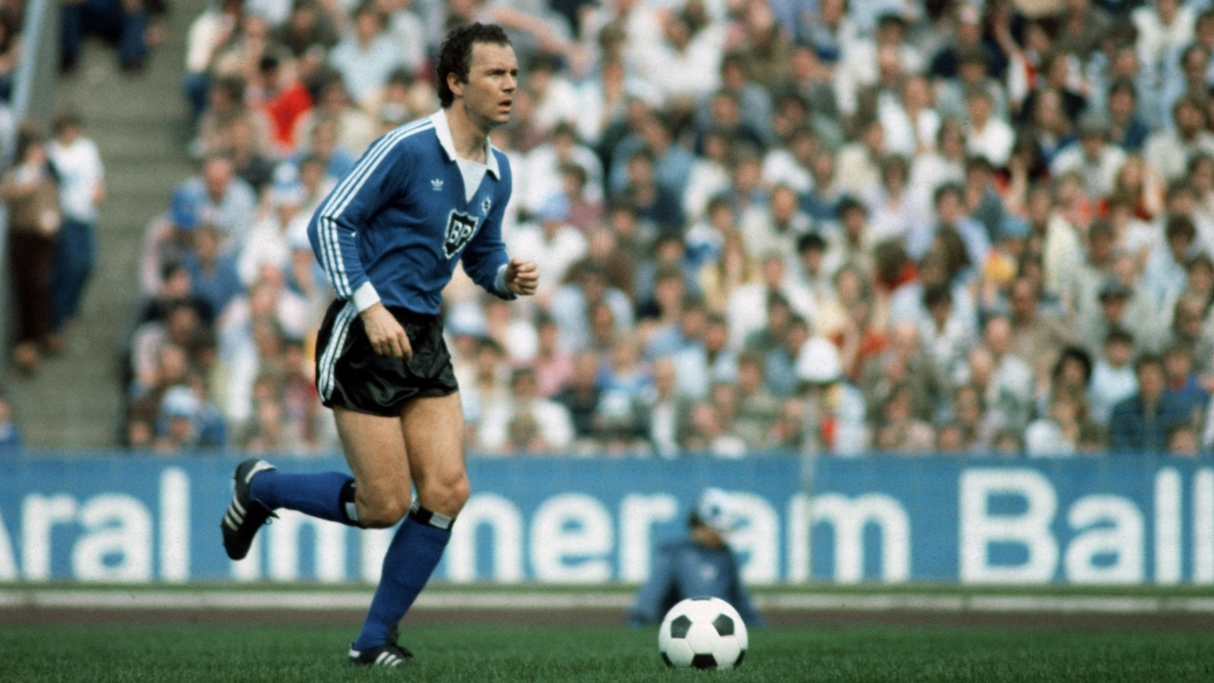 Beckenbauer styrde spelet med taktisk briljans. Foto: Lutz Bongarts/Getty Images