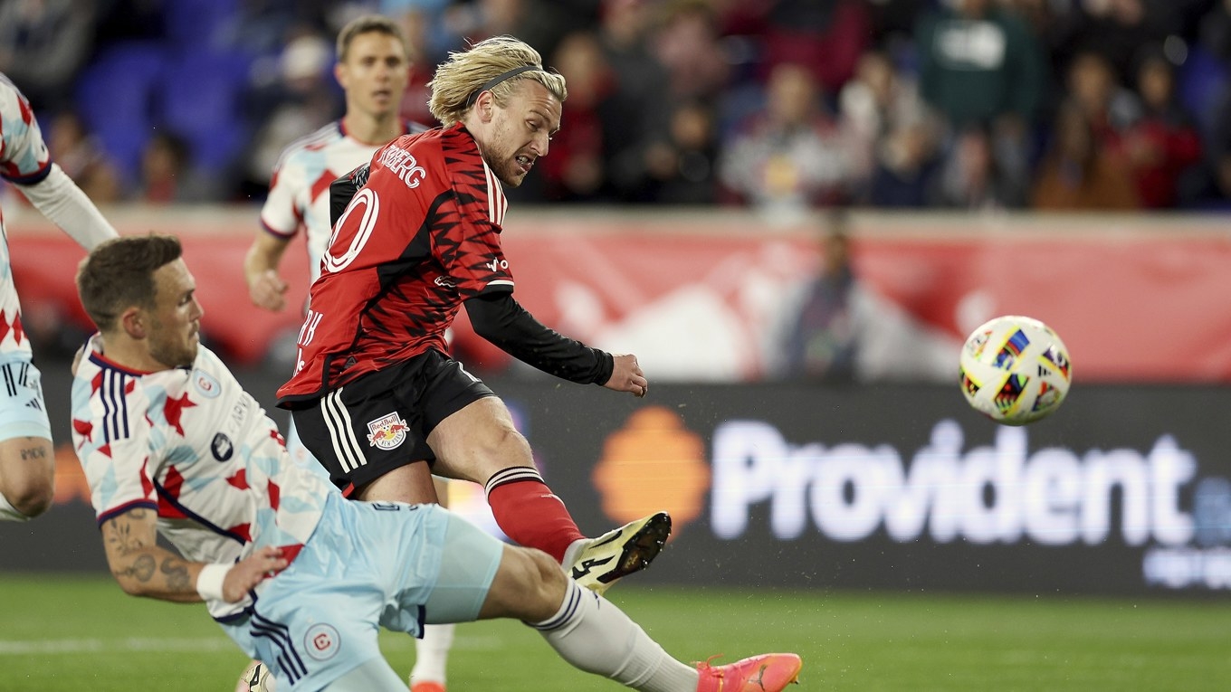 Emil Forsberg visar stor spelintelligens med smarta passningar och rätt beslut. Foto: Elsa/Getty Images