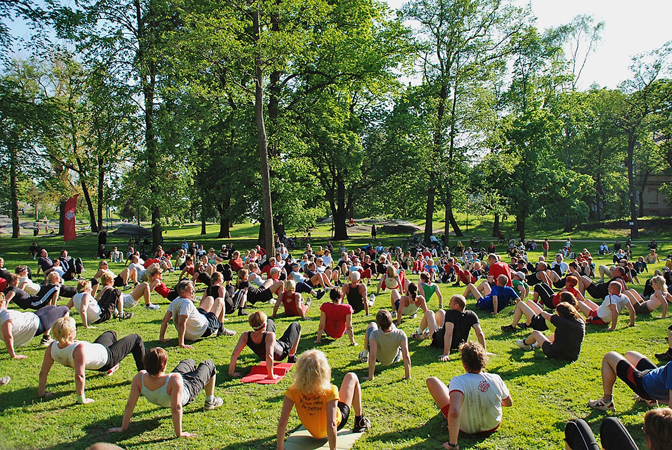Friskis & Svettis finns även utanför Sverige – här utomhusgympa i Brunnsparken i Helsingfors den 5
juni 2007. Foto: Public Domain