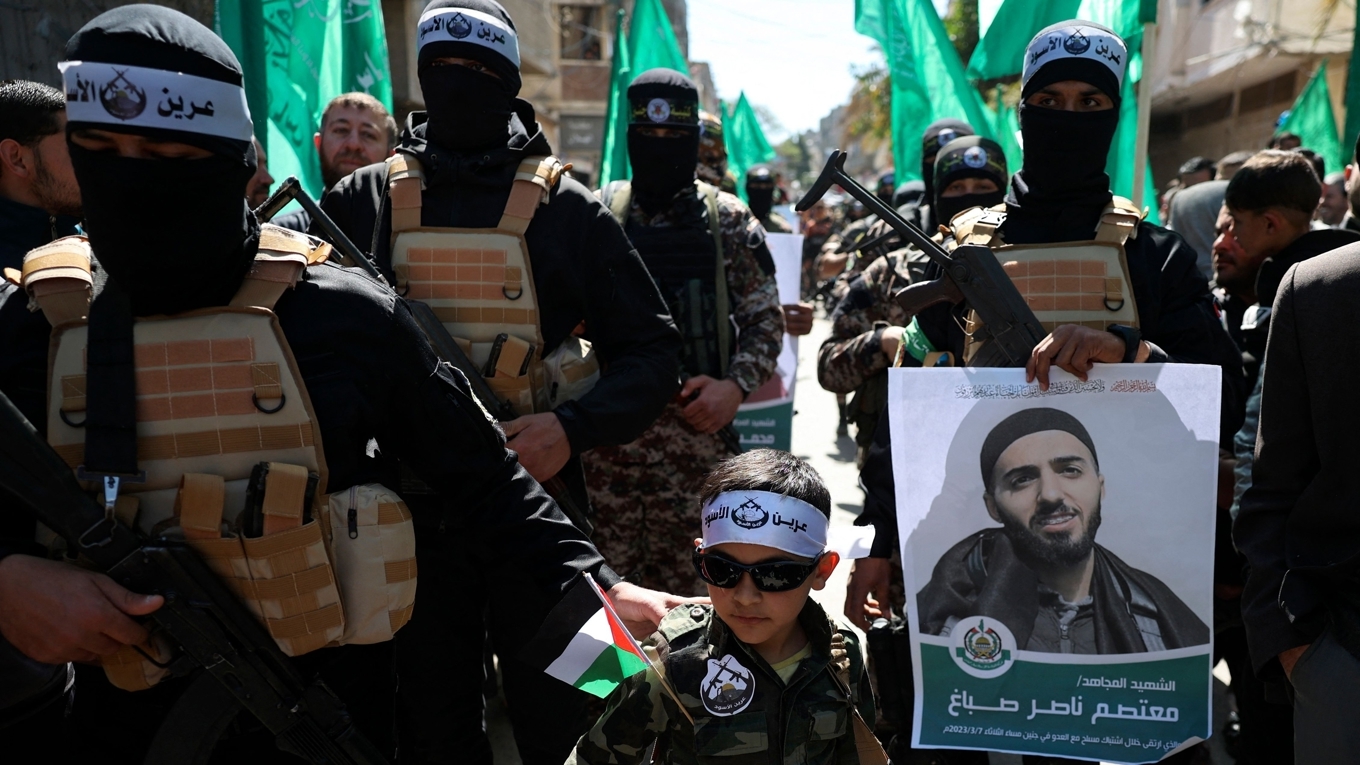 Debattören menar att konflikten i Mellanöstern kan upphöra om man hedrar avtalen som signerats av både segrarna och förlorarna efter första världskriget. På bilden ses medlemmar i terroristgruppen Hamas. Foto: Mohammed Abed/AFP via Getty Images