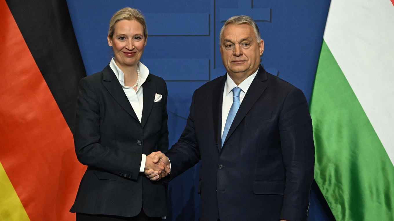 Ledaren för det tyska invandringskritiska partiet AFD, Alice Weidel, skakar hand med Ungerns premiärminister Viktor Orbán den 12 februari. Foto: Attila Kisbenedek/AFP via Getty Images