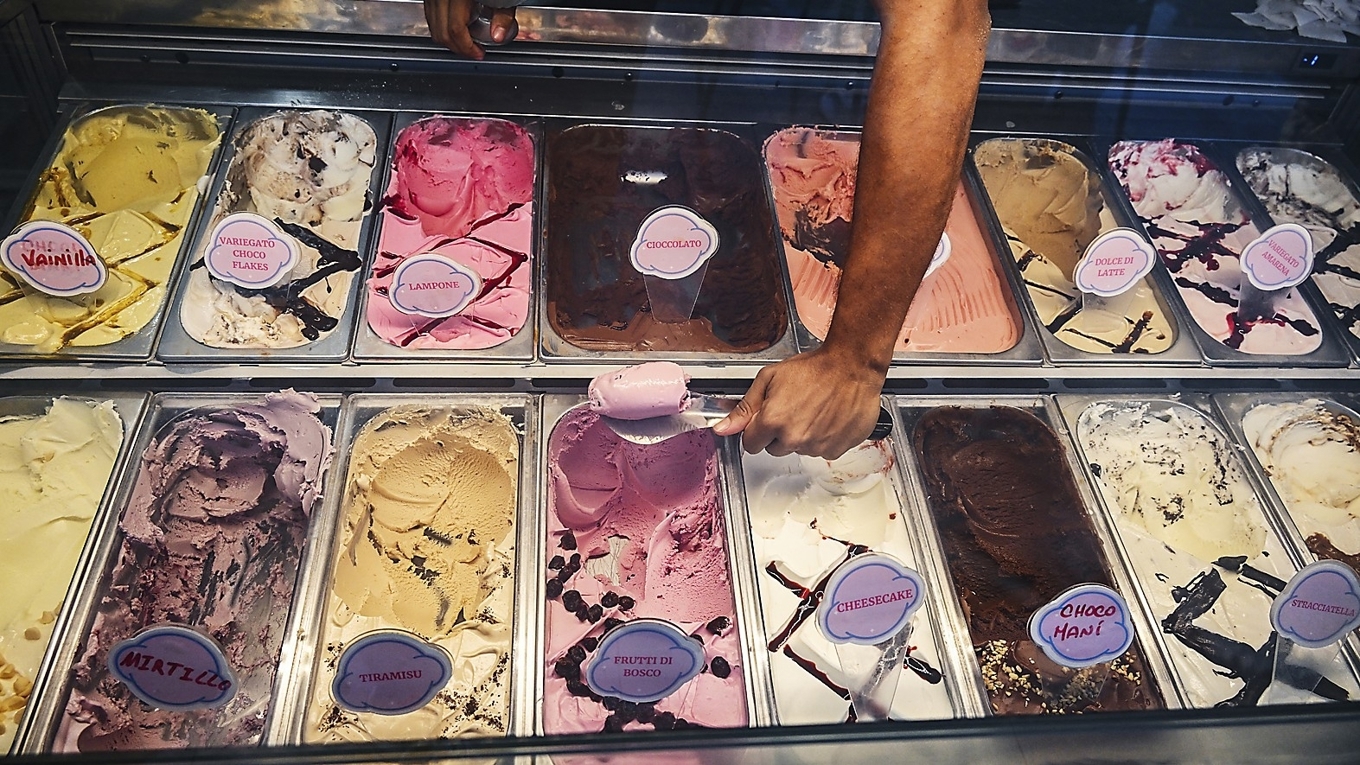 Skogsbärsglass skopas upp i Havanna på Kuba. Mirtillo – blåbär – ser ut att vara populärast. Foto: Yamil Lage/AFP via Getty Images