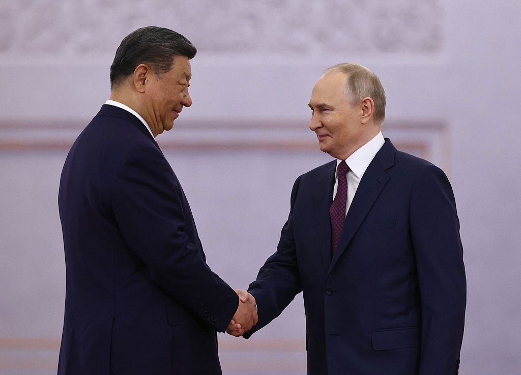 Kinas stöd till Ryssland i Ukraina-kriget tros ligga bakom ny våg av repression i Ryssland. Här ses Rysslands president Vladimir Putin och hans kinesiske motsvarighet Xi Jinping skaka hand under en välkomstceremoni i Moskva den 8 maj. Foto: Evgenia Novozhenina /POOL/AFP via Getty Images