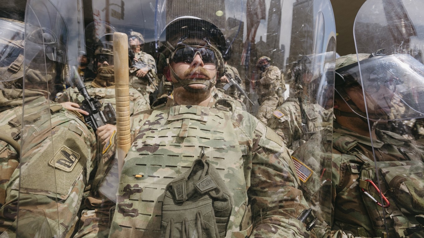 Soldater från nationalgardet i Los Angeles den 14 juni. Foto: David Pashaee/Middle East Images/AFP via Getty Images