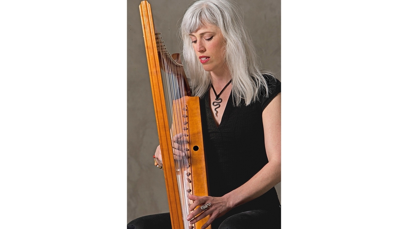 Miriam Andersén spelar gotisk harpa på festivaler, konserter och i kyrkor världen över. Hennes musicerande inkluderar sång och en rad historiska instrument. Foto: Caterine Cabrol